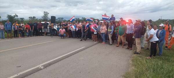 Pobladores de Carmelo Peralta se manifestaron contra el “miserable servicio de la ANDE” - Noticias del Chaco - ABC Color