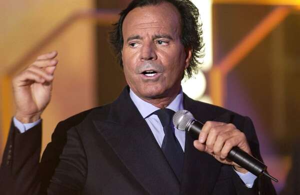 Julio Iglesias demanda a la vicepresidenta segunda del Gobierno español por injurias - Gente - ABC Color