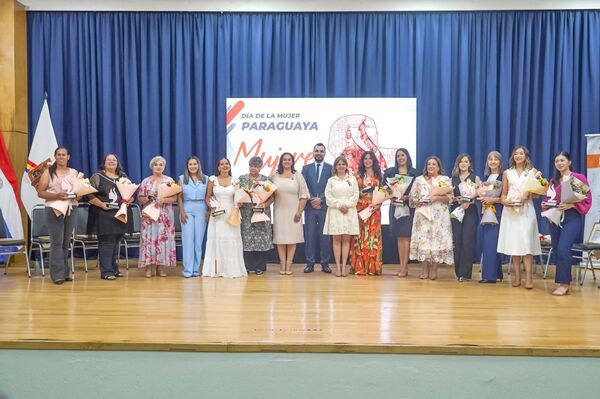 Encarnación homenajeó a mujeres destacadas en una emotiva velada por su día