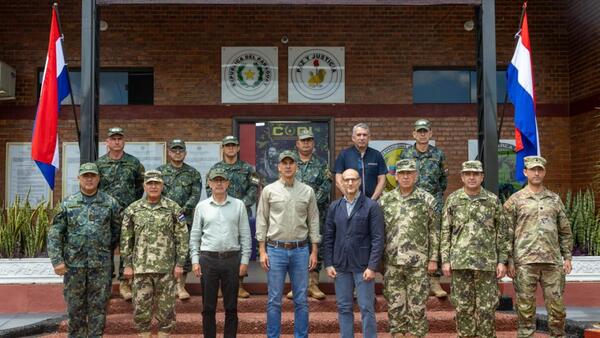 Tras firmar decreto de militarización, Peña se reúne con diplomático de EEUU