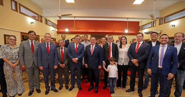 La Nación / Cartes asistió al acto de presentación del libro de José Duarte