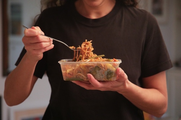 Calentar platos preparados en sus envases de plástico libera microplásticos y sustancias tóxicas