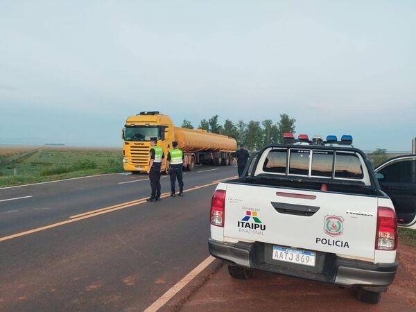 Popular / Llevaron camión cisterna en asalto, pero upéi lo abandonaron