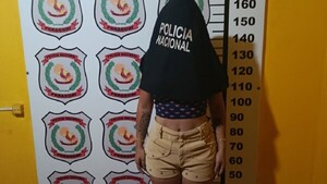 Mujer con arma en mano le quita el celular a una playera “para revisar” por supuestos celos y es detenida