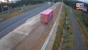 Camión sufre falla mecánica y utiliza rampa de frenado del cerro Caacupé