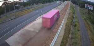 Video: camión sin frenos utilizó rampa de emergencia y evitó accidente en Ypacaraí - Nacionales - ABC Color