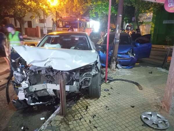 Video: violento choque en el barrio General Díaz - Policiales - ABC Color