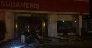 La Nación / Naranjal: delincuentes atacan con explosivos un banco y roban dinero