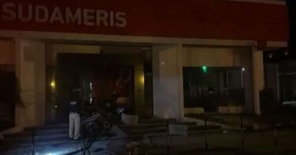 La Nación / Naranjal: delincuentes atacan con explosivos un banco y roban dinero