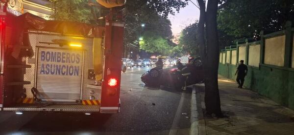 Asunción: triple choque y vuelco de vehículo en Mcal. López y Gral. Santos - Policiales - ABC Color