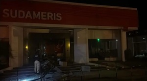 Comando de hasta 25 hombres dinamita banco en Naranjal y huye con millones - ADN Digital