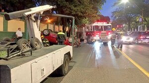 Choque y vuelco de auto provoca complicaciones en el tránsito sobre Mariscal López