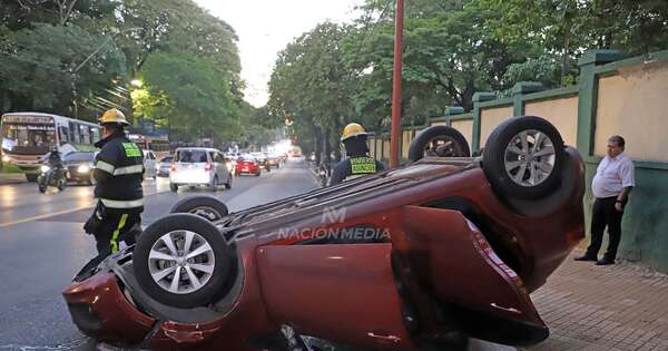La Nación / Triple choque con vuelco de vehículo deja una persona herida sobre Mariscal López