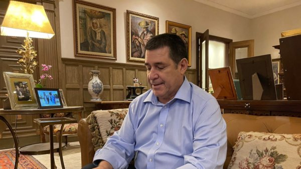 Horacio Cartes es internado de urgencia en un sanatorio privado de Asunción