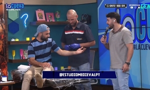 Popular / (VIDEO) ¿Permiso'i? Iba a tatuarse en vivo, ¡pero el llamado de su doña cambió todo!