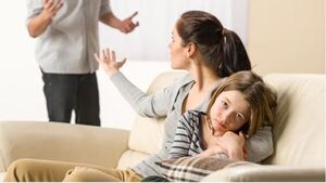 “Mi marido le malcría a mi hija comprándole juguetes a diario”