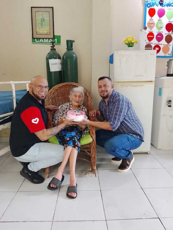 Popular / ¡Homenaje por el Día de la Mujer Paraguaya a abuelita de 102 años!