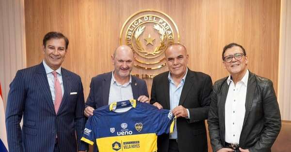 La Nación / La máxima autoridad del fútbol español visitó el Parlamento