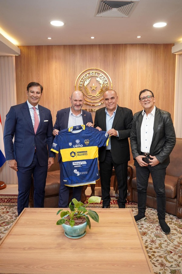 Popular / Presi de la Federación Española de fútbol visitó el Congreso en Paraguay