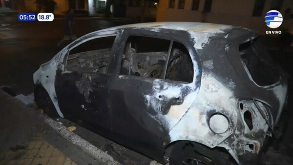 Incendian auto con bomba Molotov en barrio Sajonia