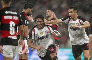 Lanús campeón de la Recopa con el paraguayo Canale como héroe