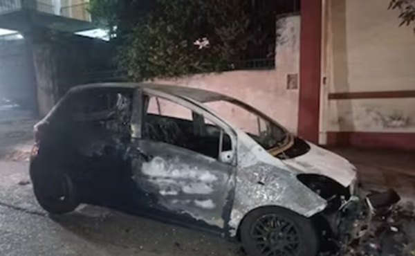 Ataque con molotov destruye auto en la capital