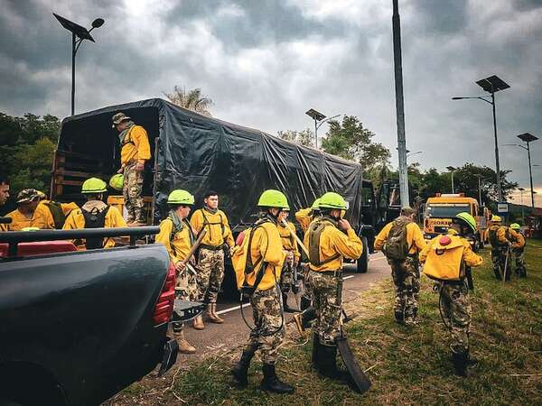 Militares entrenaron para combate de incendios forestales - Nacionales - ABC Color