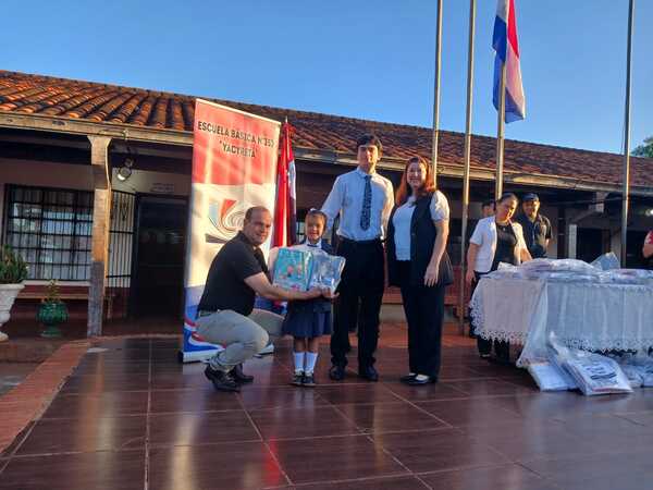 Entrega de kits escolares fortalece el inicio de clases en la Escuela Básica N° 3535 Yacyretá