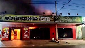 Popular / Incendio arrasó por completo dos locales comerciales