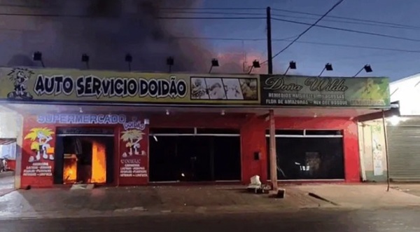 Incendio destruye dos locales en Hernandarias