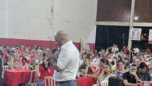 Candidato a concejal hace cadena de oración a favor de Cartes en acto político