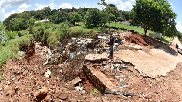 Raudales amenazan a Villa Elisa: Urgen muro de contención para evitar tragedia