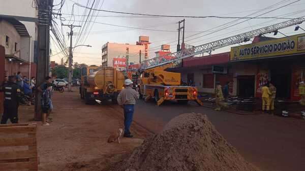 Fuego arrasó con dos locales comerciales de Hernandarias