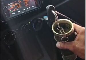 Popular / ¡Haihue! Si tomás tereré mientras manejás te puede costar un millón de multa