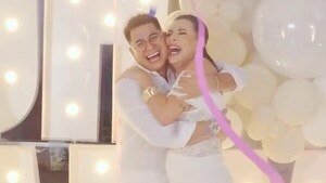 Popular / (VIDEO) ¡Exdoña de pelotero ya sabe si la cigüeña le trae nena o nene!