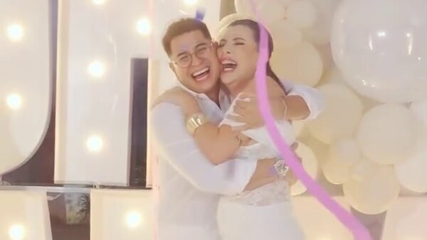 Popular / (VIDEO) ¡Exdoña de pelotero ya sabe si la cigüeña le trae nena o nene!