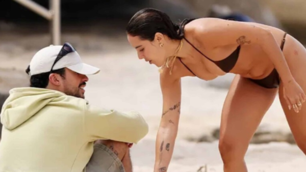 Bad Bunny y su "ex" novia Gabriela, juntos en una playa de Australia