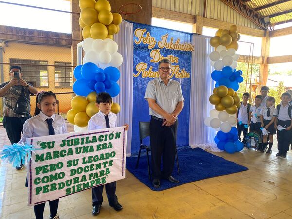 Emotiva despedida al director Rolando Fleitas tras 26 años de servicio educativo, dejó huellas en generaciones enteras