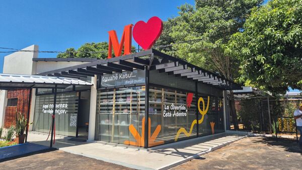 Inauguran parada modelo climatizada con cafetería y zona de lectura