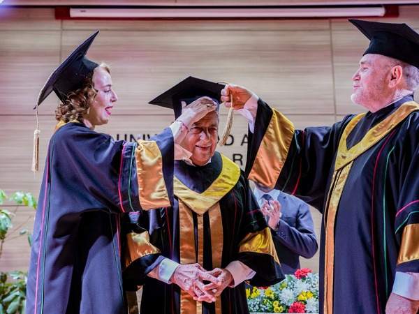 La UNAE invistió como Doctor Honoris Causa al Prof. Feliciano Acosta