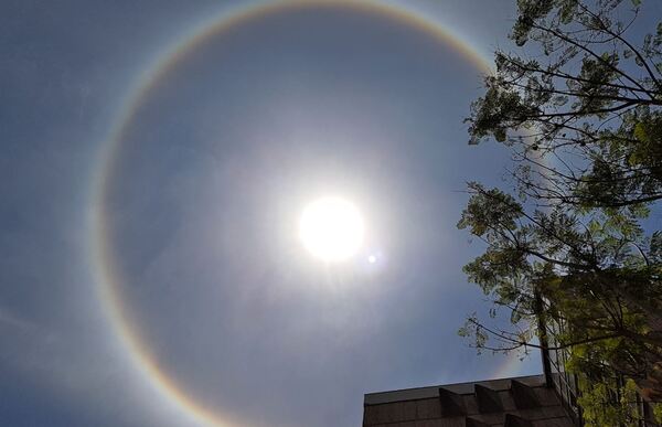 ¿Qué es el halo solar? Fenómeno se vio en Encarnación este viernes al mediodía