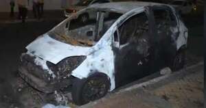 La Nación / ¿Pirómano? Un nuevo caso de auto incinerado en Asunción