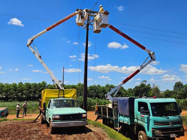 ANDE realizó mantenimiento preventivo en línea de Media Tensión en Hohenau