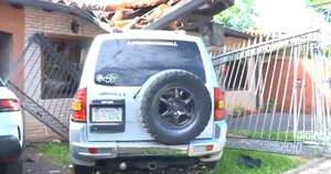 La Nación / Conductor alcoholizado chocó y echó partes de una vivienda en Fernando de la Mora