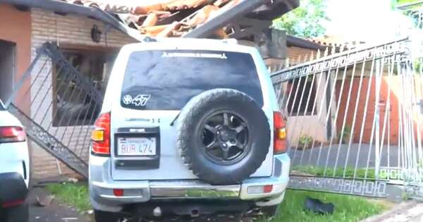 La Nación / Conductor alcoholizado chocó y echó partes de una vivienda en Fernando de la Mora