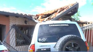 Joven en aparente estado de ebriedad choca contra una vivienda en Fernando de la Mora