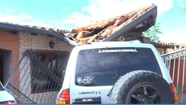 Joven en aparente estado de ebriedad choca contra una vivienda en Fernando de la Mora