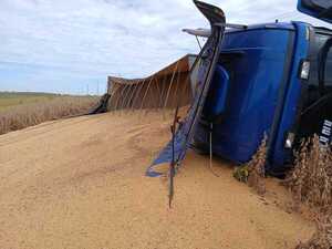 VUELCO DE CAMIÓN CARGADO CON SOJA DEJA DAÑOS MATERIALES EN TOMÁS ROMERO PEREIRA