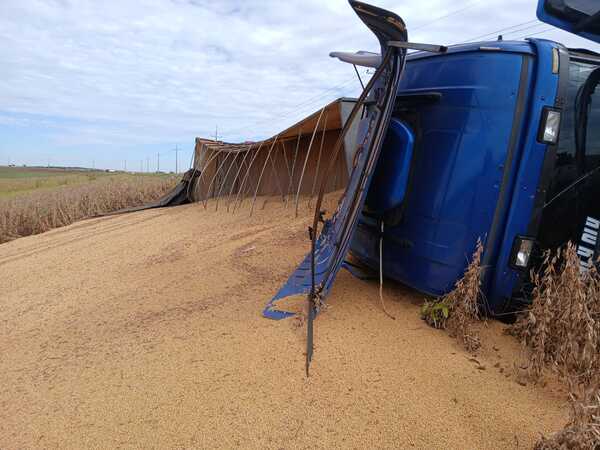 VUELCO DE CAMIÓN CARGADO CON SOJA DEJA DAÑOS MATERIALES EN TOMÁS ROMERO PEREIRA