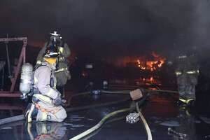 Video: taller mecánico se incendia en Sajonia - Nacionales - ABC Color